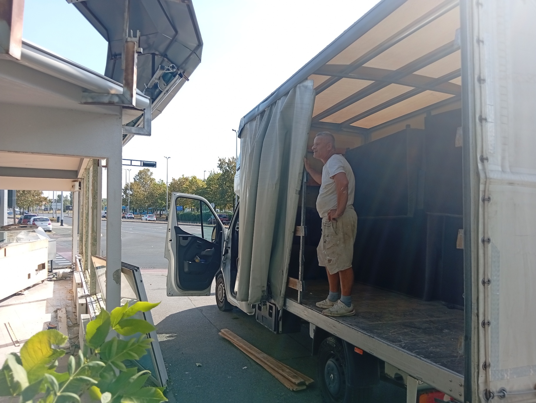 Poluprazan kombi spreman za sljedeći utovar