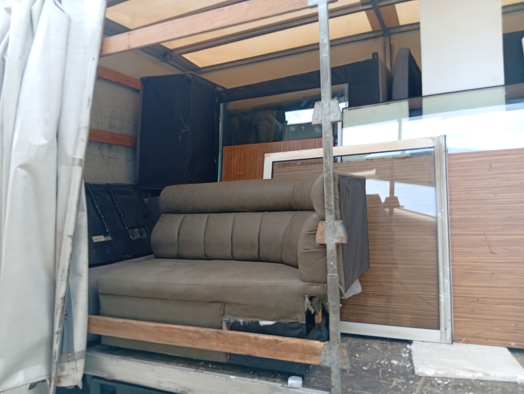 Namještaj i stolarija složeni u kombiju