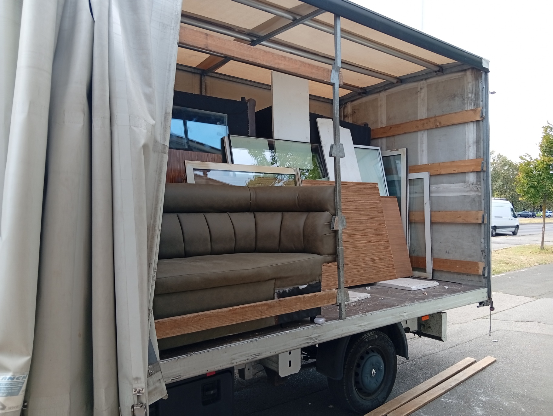 Popunjavanje tovarnog prostora namještajem i stolarijom